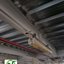 Kẹp xà gồ treo đèn tại bãi giữ xe 