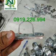 Kẹp ống có đế ống thép luồn dây điện trơn D31 nhúng nóng 