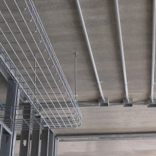 Giải pháp thi công máng lưới inox và ống thép luồn dây điện