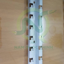 Kích thước giá đỡ máng lưới inox hình M